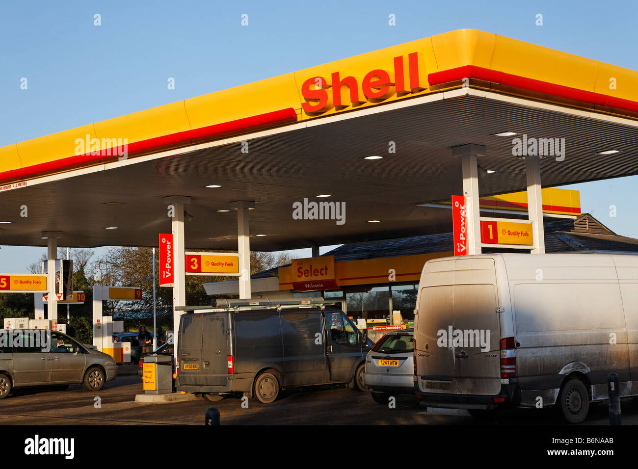 Distributore di benzina Shell Woodbridge Suffolk Inghilterra Dicembre 2008 Foto Stock