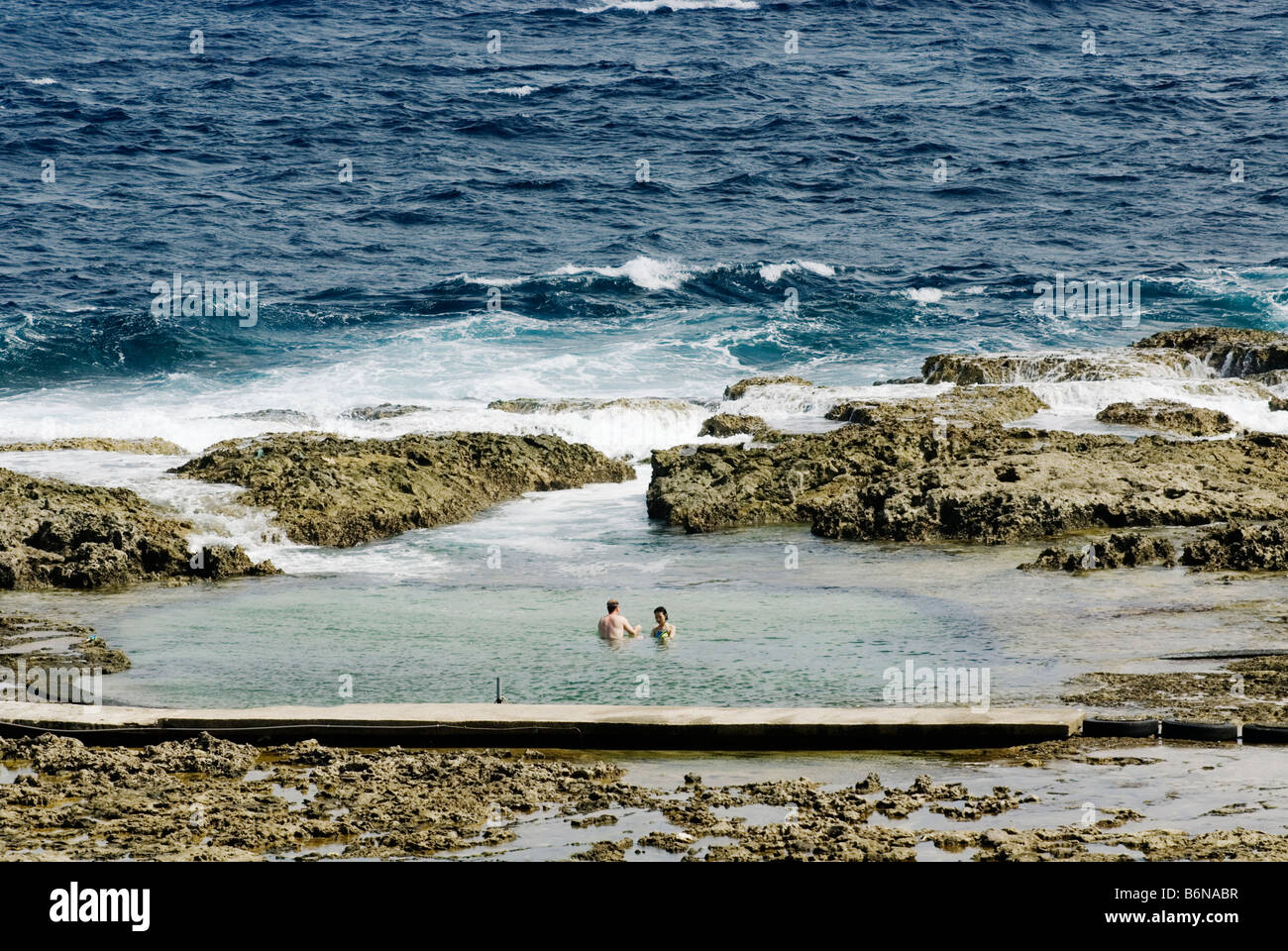 Taiwan, giovane rilassante nell'Oceano gustando Isola Verde Jhaorih Saltwater Hot Springs Foto Stock