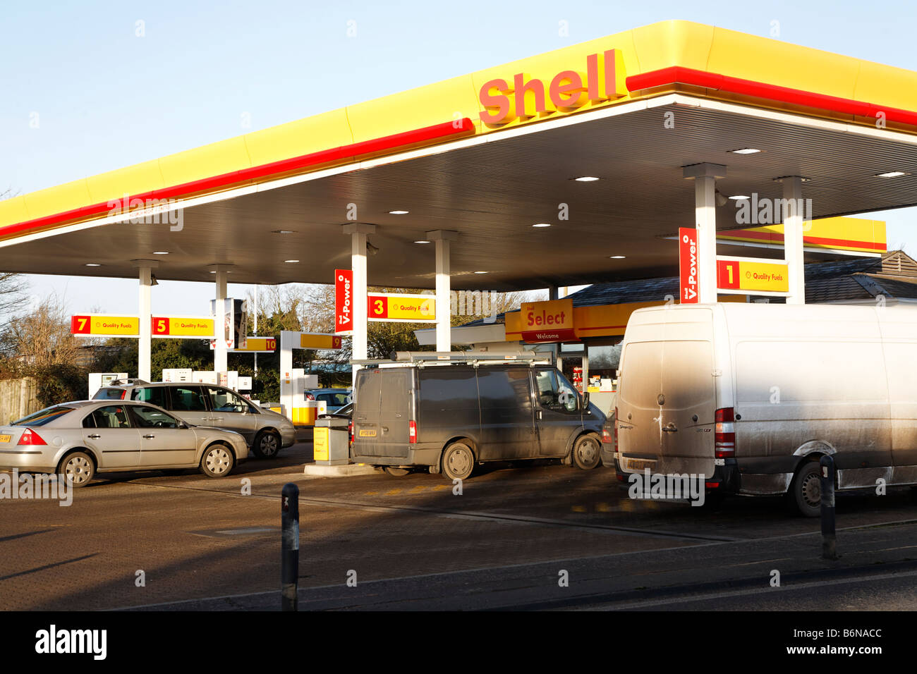 Distributore di benzina Shell Woodbridge Suffolk Inghilterra Dicembre 2008 Foto Stock