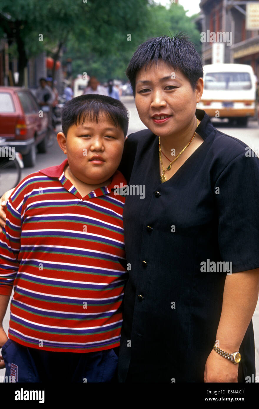 Il popolo cinese madre e figlio pongono in posa per la fotografia fotocamera Beijing Pechino comune Cina Asia Foto Stock