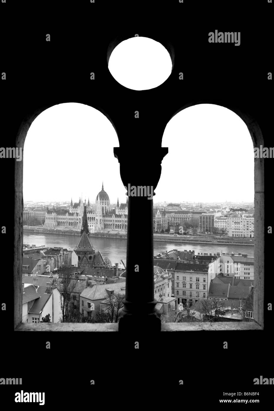 Vista del Palazzo del Parlamento e il fiume Danubio dalla finestra del Castello di Buda e Bastione dei Pescatori (Budapest, Ungheria) Foto Stock