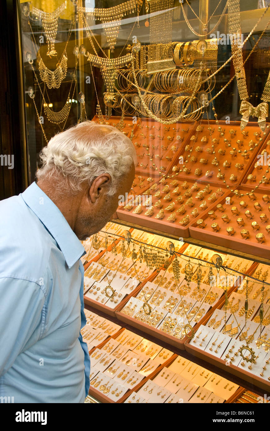 Sanliurfa (Urfa) uomo window shopping per gioielli in oro nel Vecchio Bazar Foto Stock