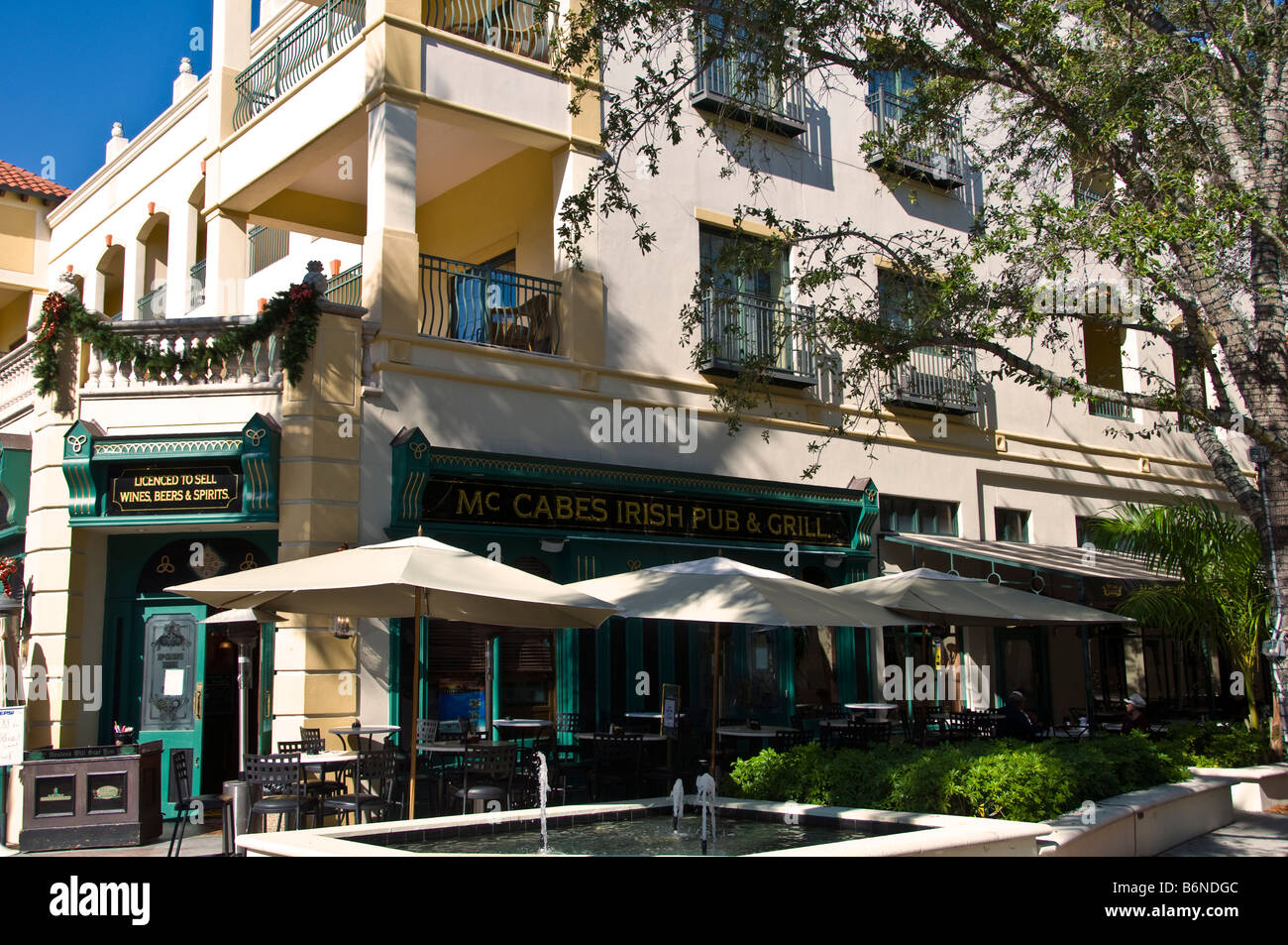 McCabes Irish Pub e Grill Mangiare fuori ombrelloni esterno Napoli vecchia Florida fl Fifth Avenue South Foto Stock