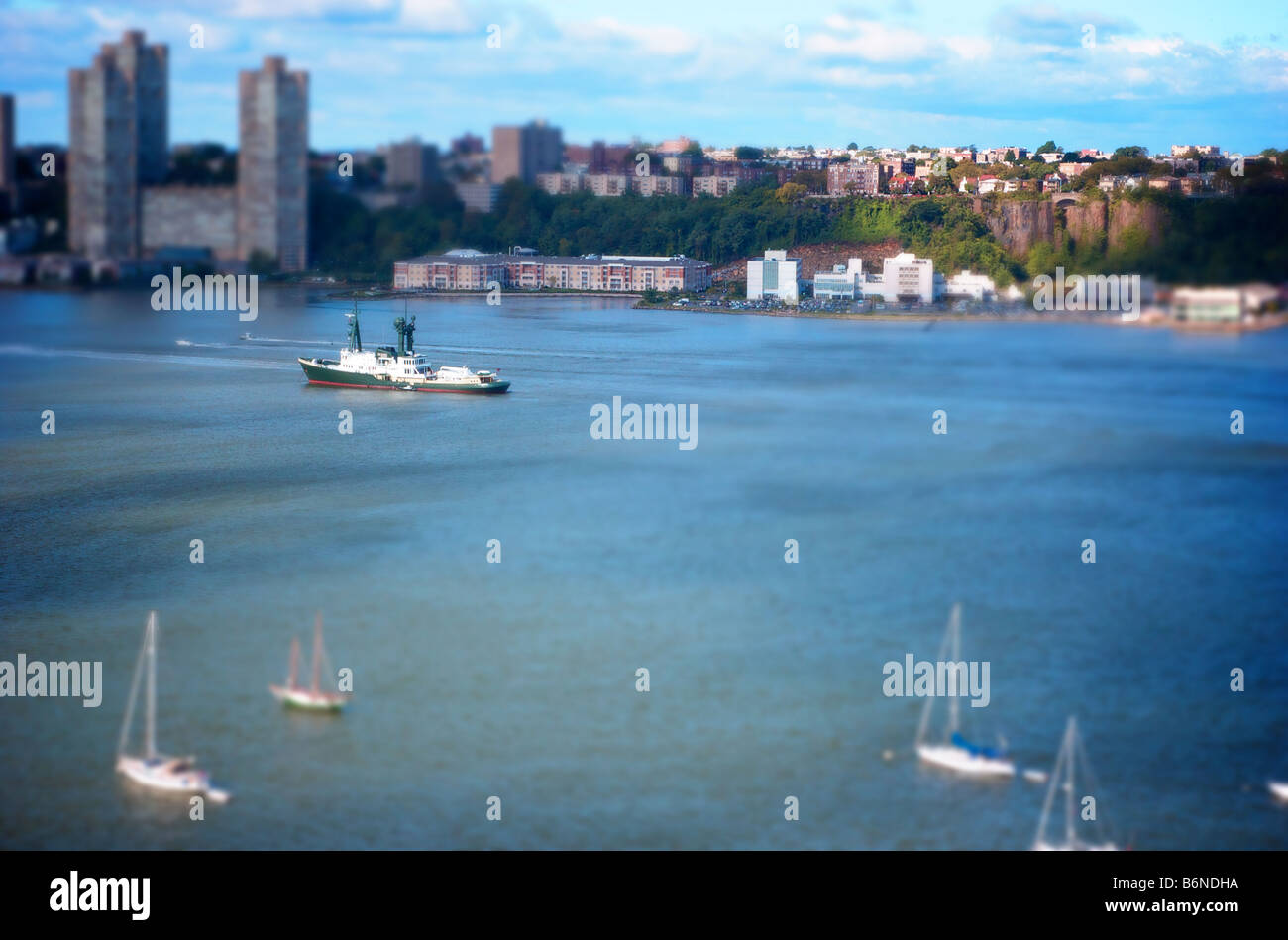 Fiume Hudson navi e imbarcazioni nella città di New York con il New Jersey skyline in background Foto Stock