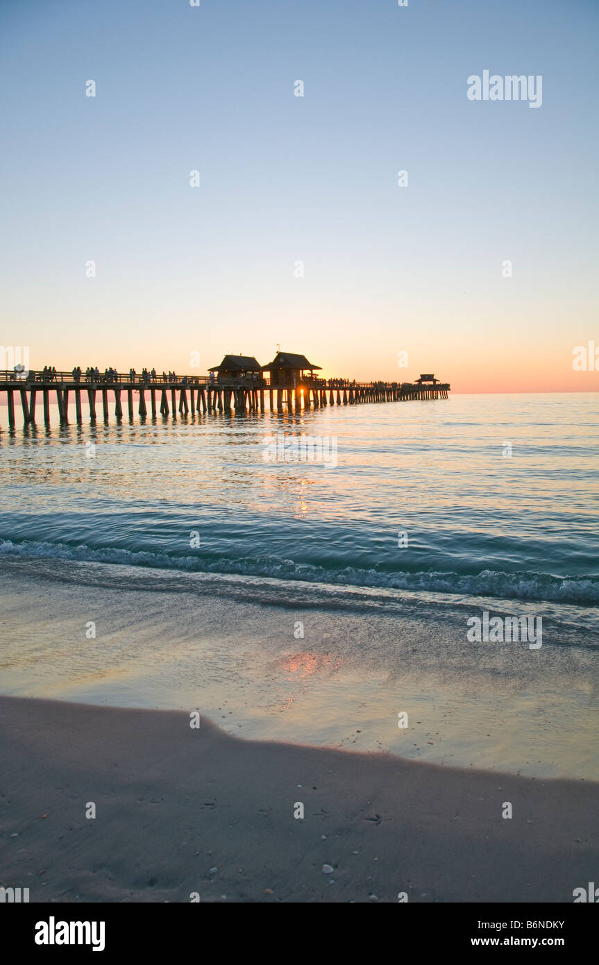 Napoli Molo tramonto Florida Napoli Molo municipale tramonto Napoli Molo Pesca fl sud-ovest della costa del Golfo della Florida Foto Stock