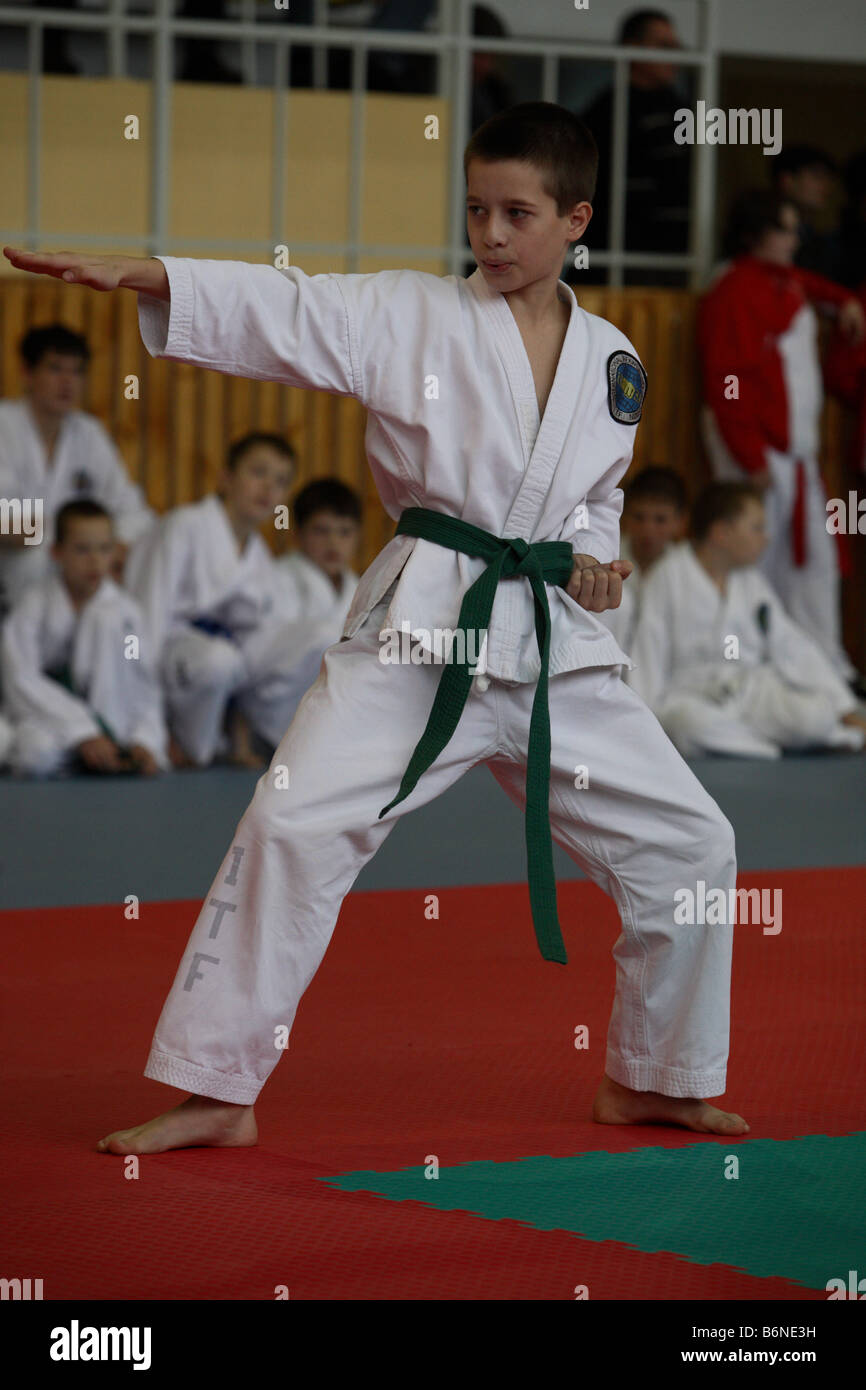 Ragazzo esegue la dimostrazione di karate sull'arena di sport Foto Stock