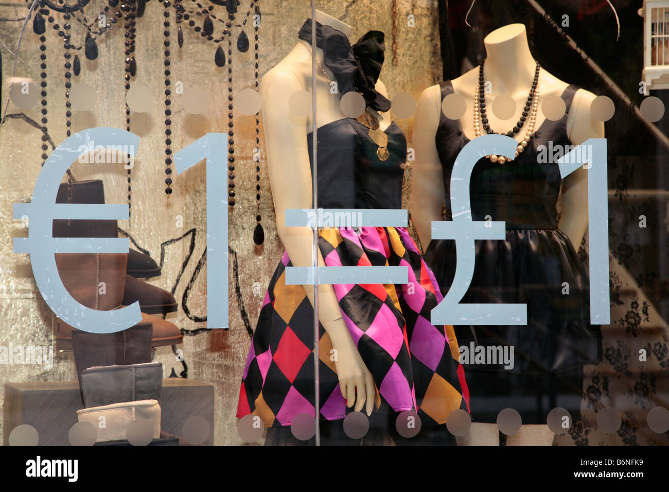 Un euro equivale a un segno di cancelletto nella vetrina di un negozio di moda in Belfast City Centre Regno Unito Foto Stock