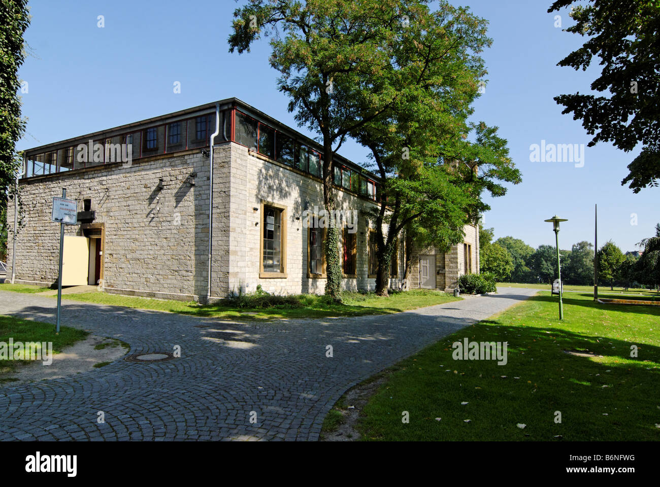 Edificio con porta aperta territorio del vecchio Ravensberger Spinnerei filanda Bielefeld Germania Foto Stock