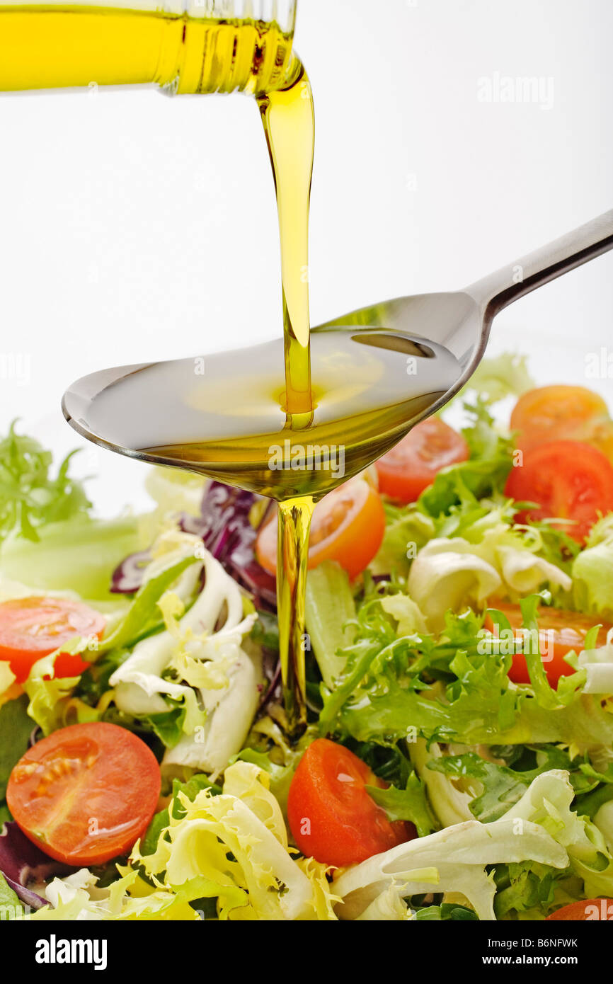 Olio extra vergine di oliva e insalata tipici della dieta mediterranea aceite de oliva virgen extra ensalada dieta mediterranea Foto Stock