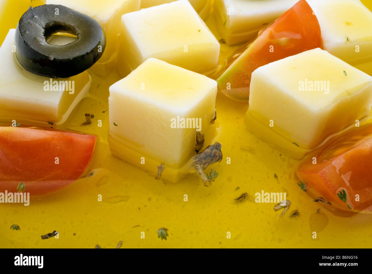 Queso tomillo tomate y aceitunas en aceite de oliva virgen extra formaggio di timo con pomodoro e olive in olio extra vergine di oliva Foto Stock