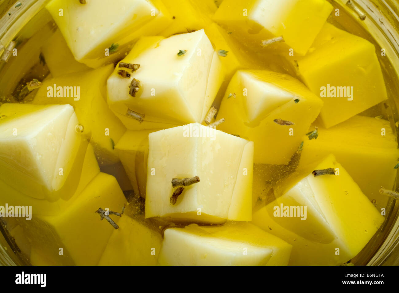 Queso al tomillo en aceite de oliva virgen extra formaggio di timo in olio extra vergine di oliva Foto Stock