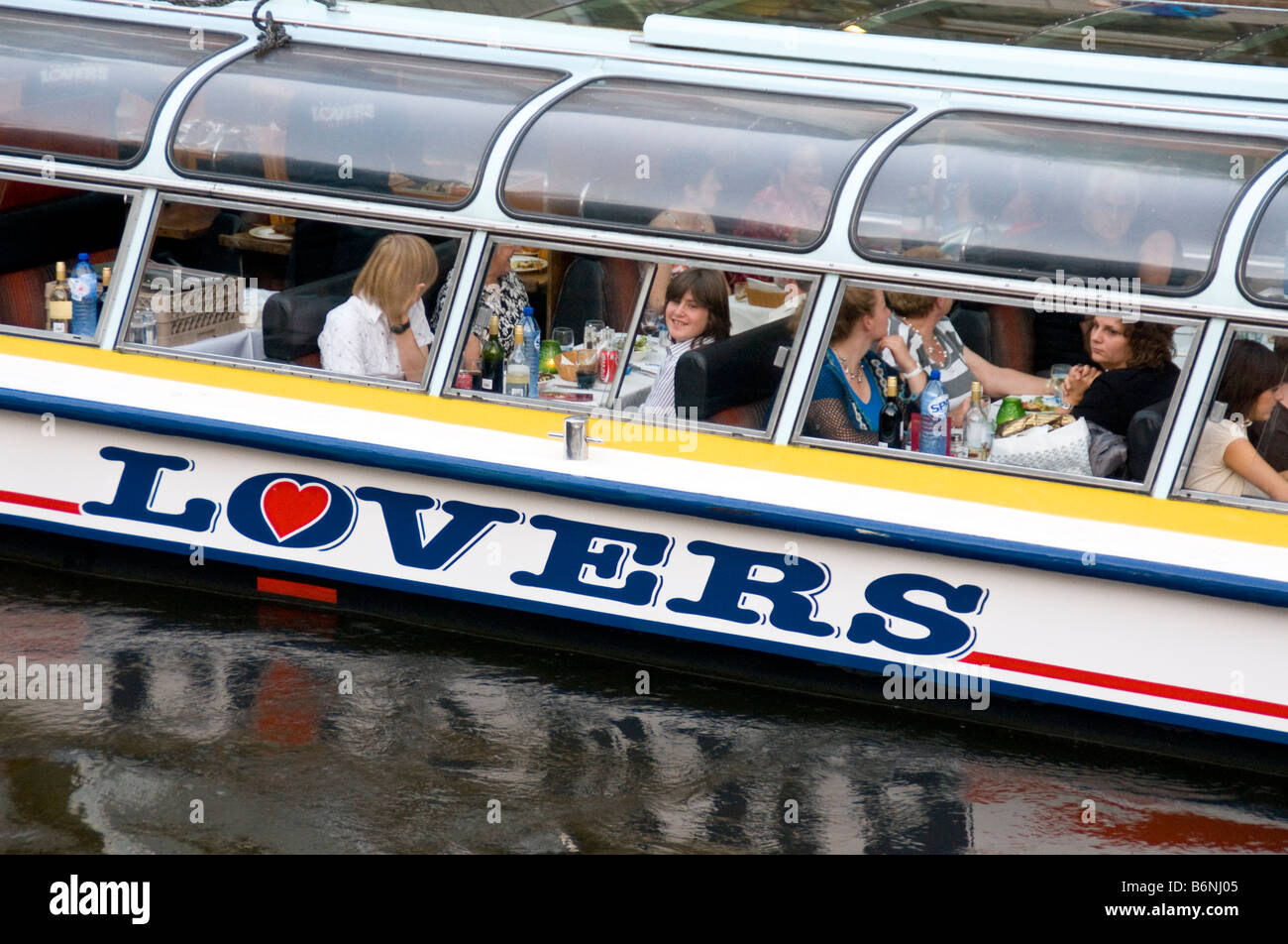 Amsterdam canal sera cena crociera sulla barca gli amanti della società Foto Stock