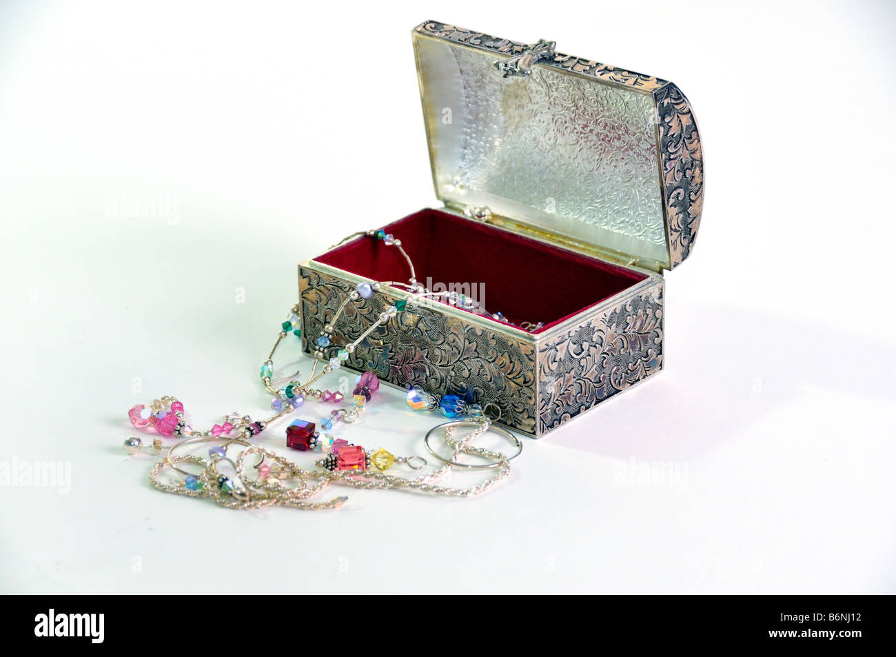 Una gioielleria in argento con scatola realizzata artigianalmente Swarovsky gioielli su uno sfondo bianco. Foto Stock