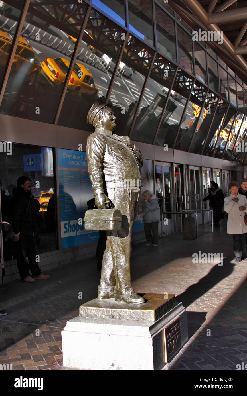 Statua di Ralph Kramden, fictional del conducente di bus giocato da Jackie Gleason in TV mostrano le coppie in luna di miele, di autorità portuale della Città di NY Foto Stock
