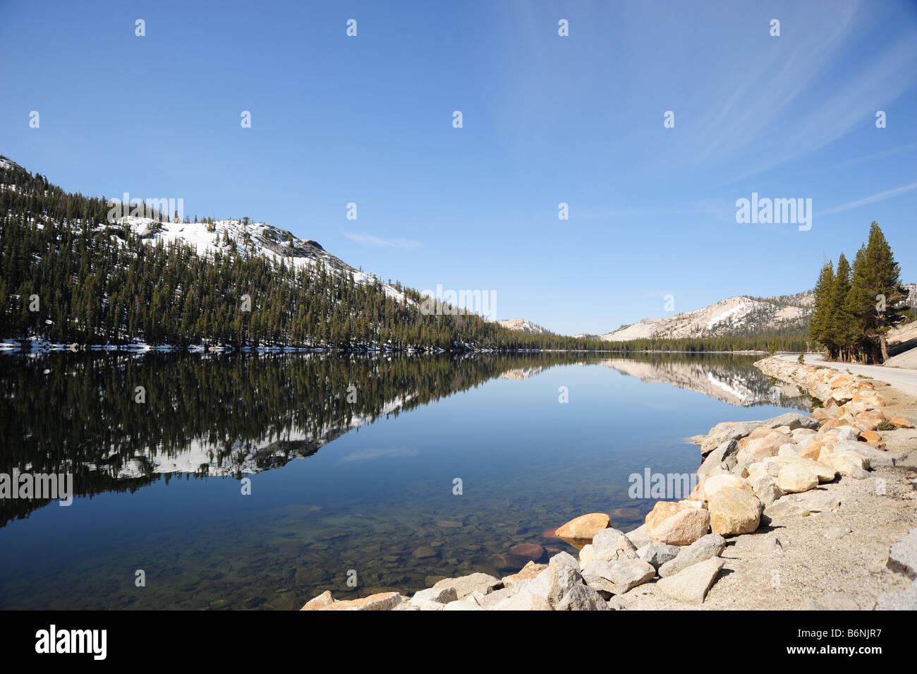 Colline innevate riflessa in un tranquillo lago Foto Stock