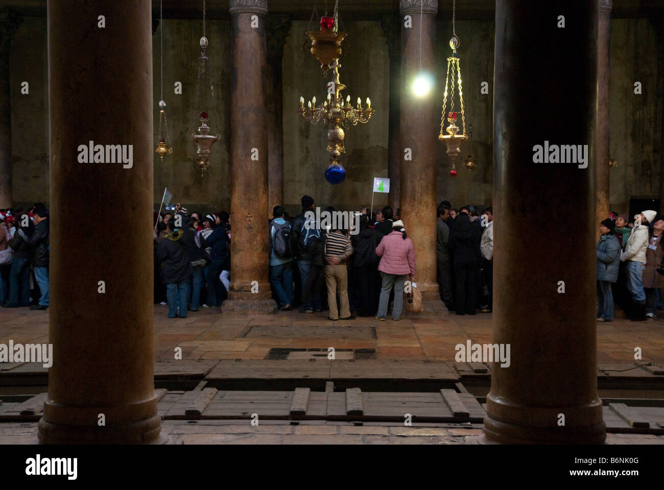 Autorità palestinese Betlemme chiesa di Santa Caterina lunga coda di pellegrini per immettere la grotta Foto Stock