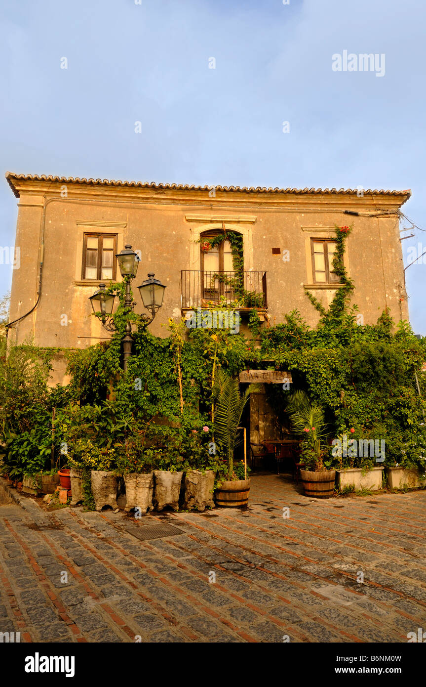 Il cafe a Savoca in Sicilia utilizzato da Frances Ford Coppola per le scene  del film il Padrino Foto stock - Alamy