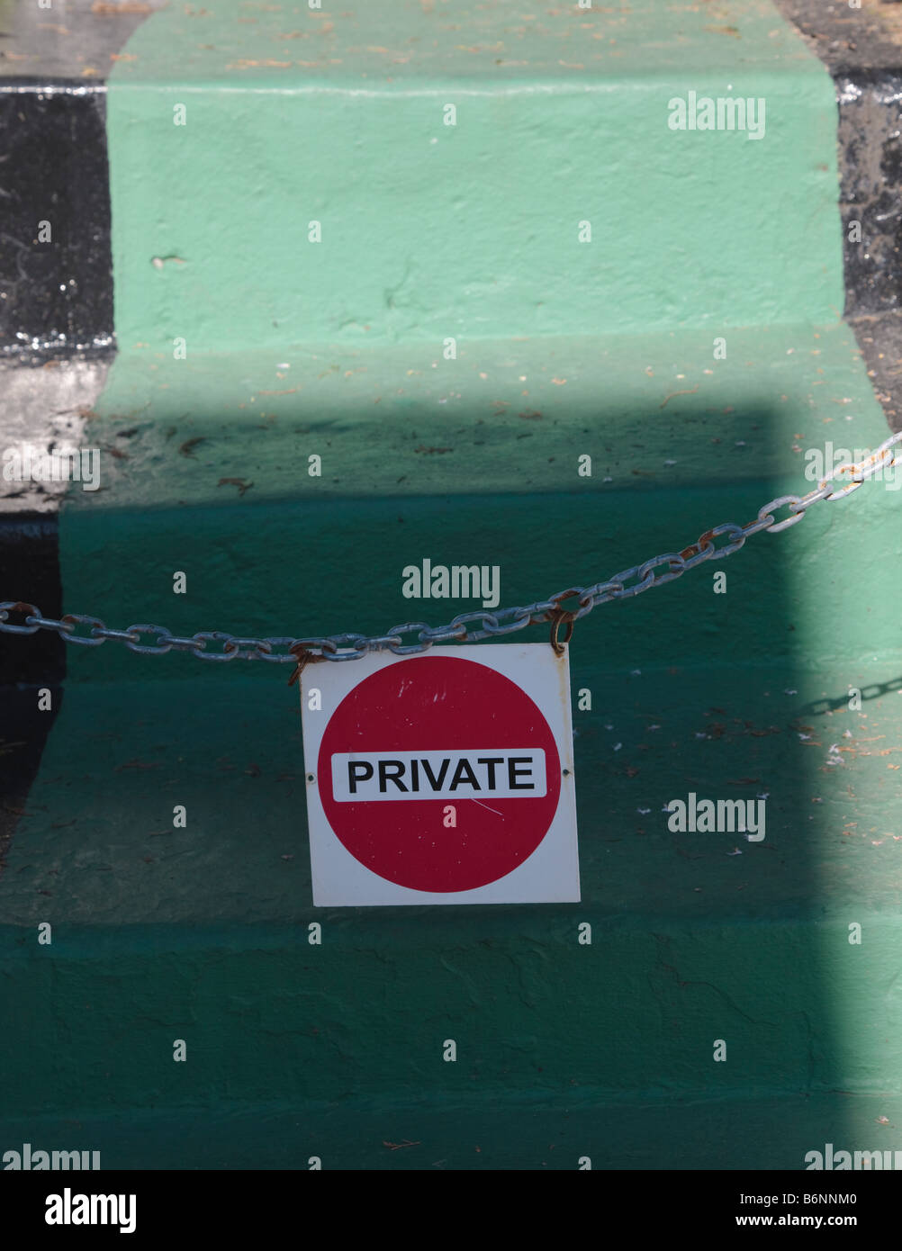 Segno privato sulla catena attraverso passi che conducono verso l'alto Foto Stock