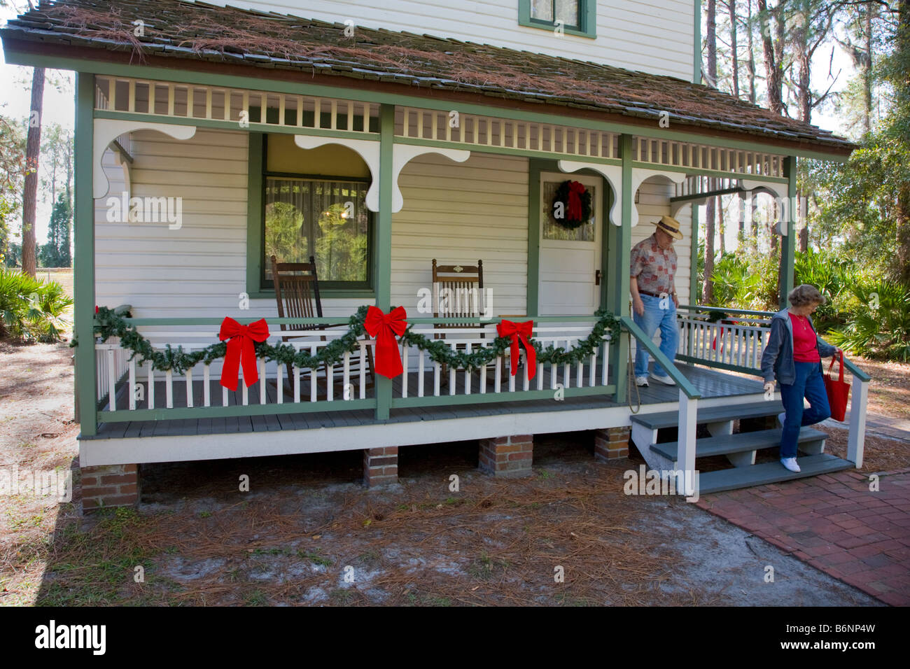Portico con decorazioni di Natale nel patrimonio storico villaggio nella contea di Pinellas in Largo Florida Foto Stock