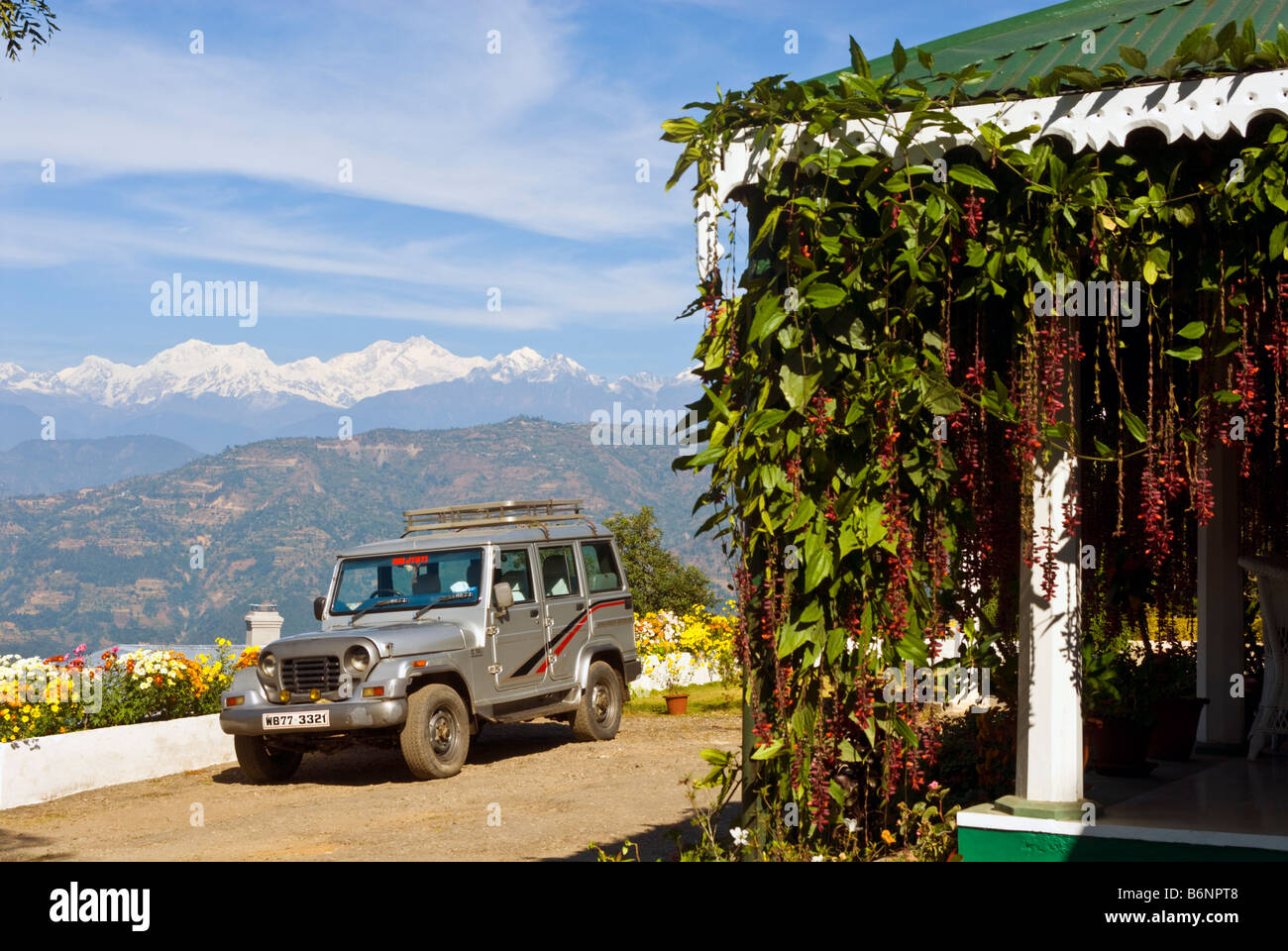Guardando verso il Khanchendzonga mountain range dal burra bungalow a Glenburn Tea Break, Darjeeling, India Foto Stock