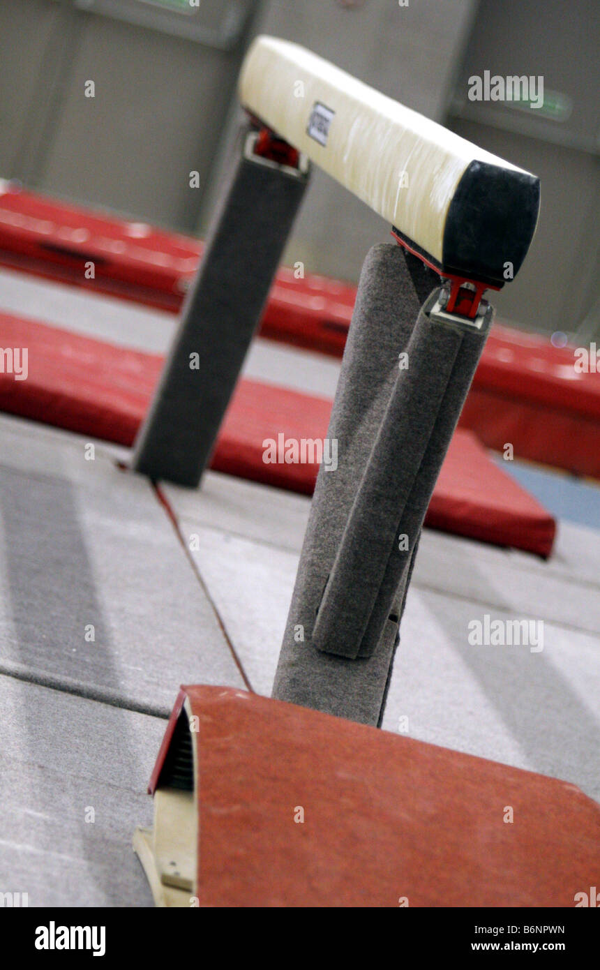 Womens equilibrio di ginnastica trave e trampolino di lancio in una palestra Foto Stock