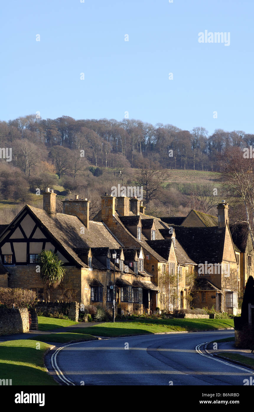 Broadway High Street e Colle di pesce in inverno Worcestershire Inghilterra REGNO UNITO Foto Stock