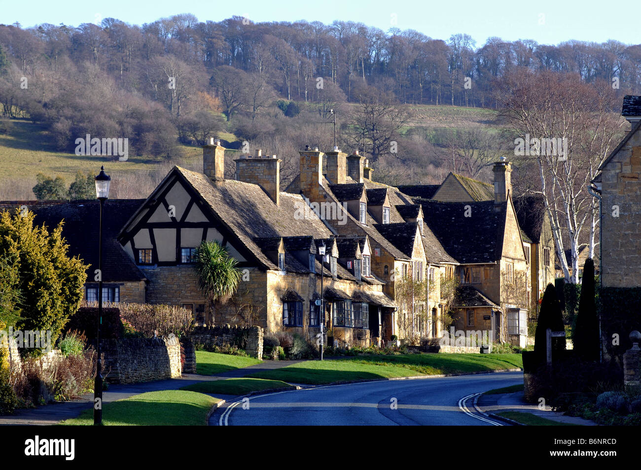 Broadway High Street e Colle di pesce in inverno Worcestershire Inghilterra REGNO UNITO Foto Stock