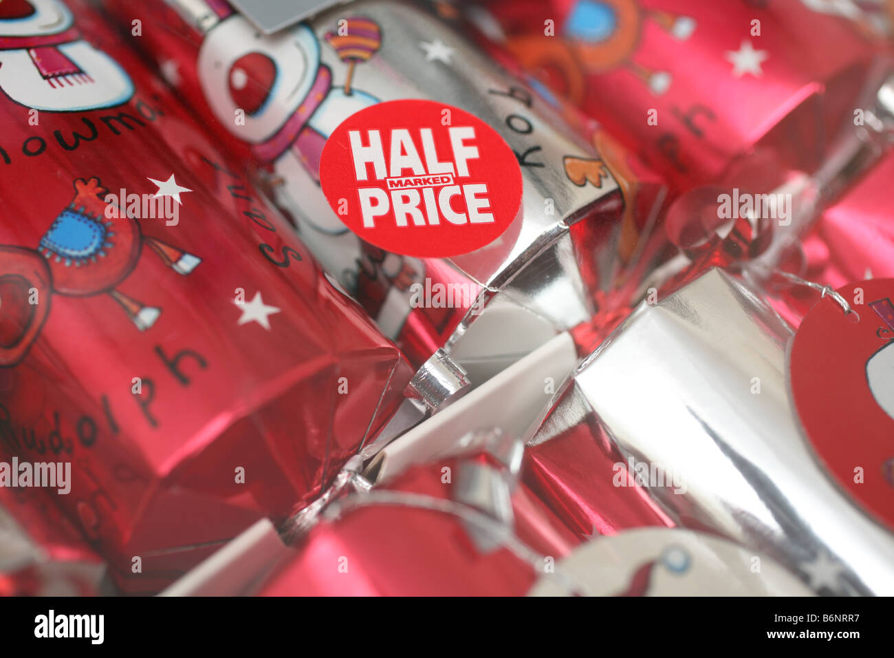Una scatola di cracker di Natale che è stata ridotta a metà prezzo in january sales Foto Stock