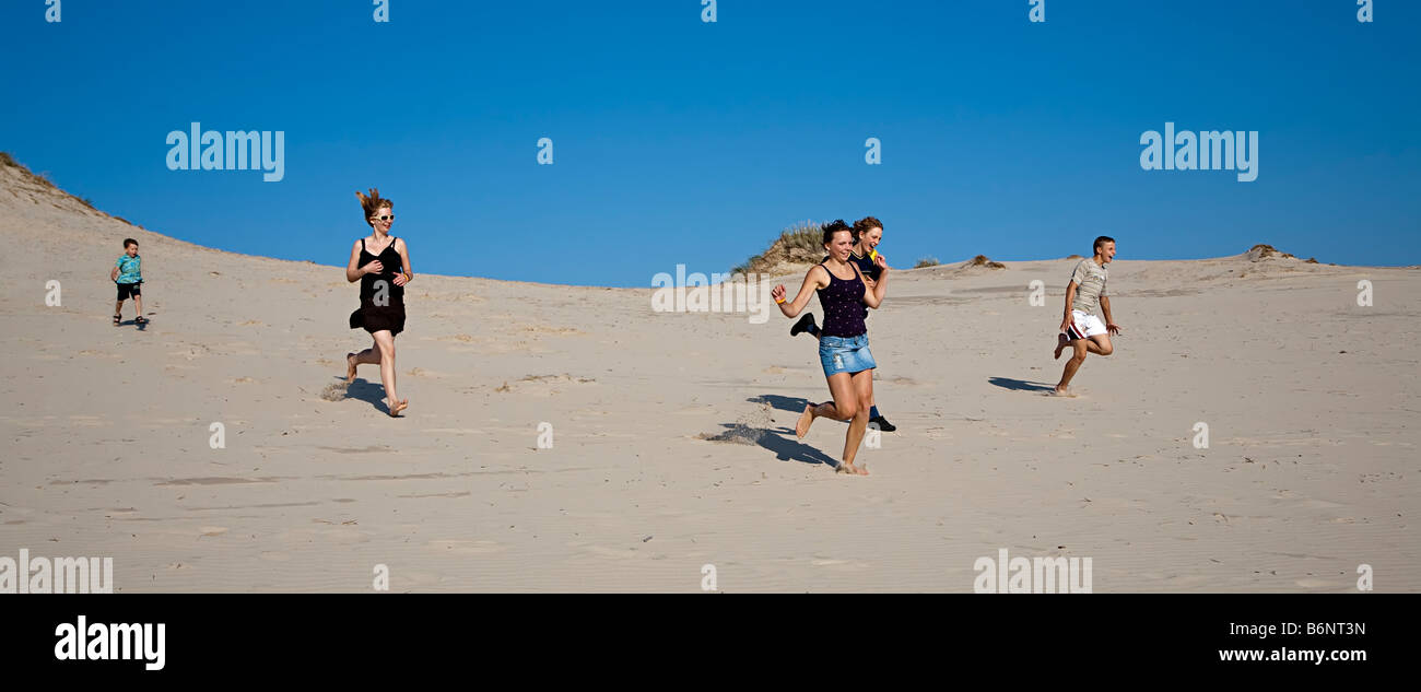 I bambini correndo giù dune di sabbia Wydma Czolpinska dune Parco Nazionale di Slowinski Polonia Foto Stock