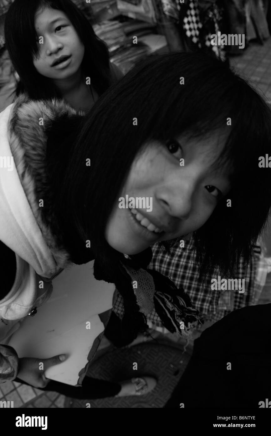 Queste giovani donne sembra molto bello e dopo che la telecamera è venuto fuori minacciato di battermi con il treppiede sulla mia schiena più di likel Foto Stock