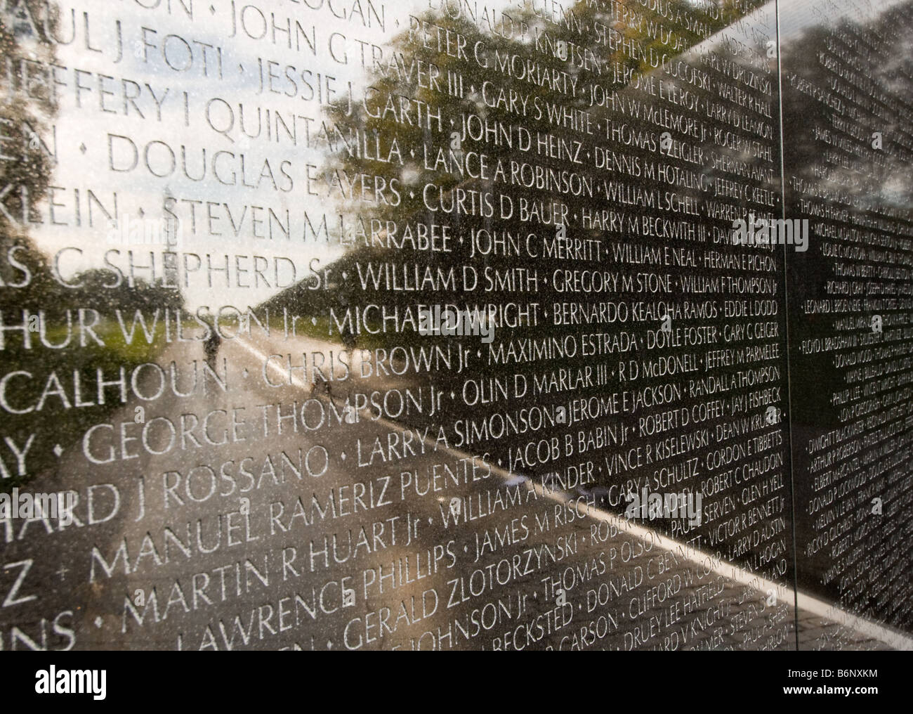 Incisioni di nomi di caduti presso il Memoriale dei Veterani del Vietnam sul Mall di Washington DC Stati Uniti d'America Foto Stock
