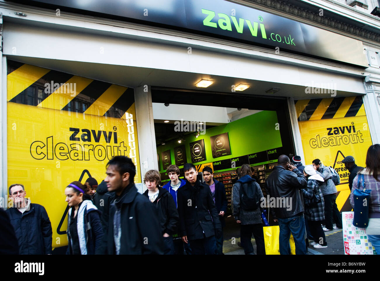 Boxing Day sales , Oxford Street. Le persone al di fuori Zavvi che aveva appena annunciato che era andato in amministrazione controllata Foto Stock