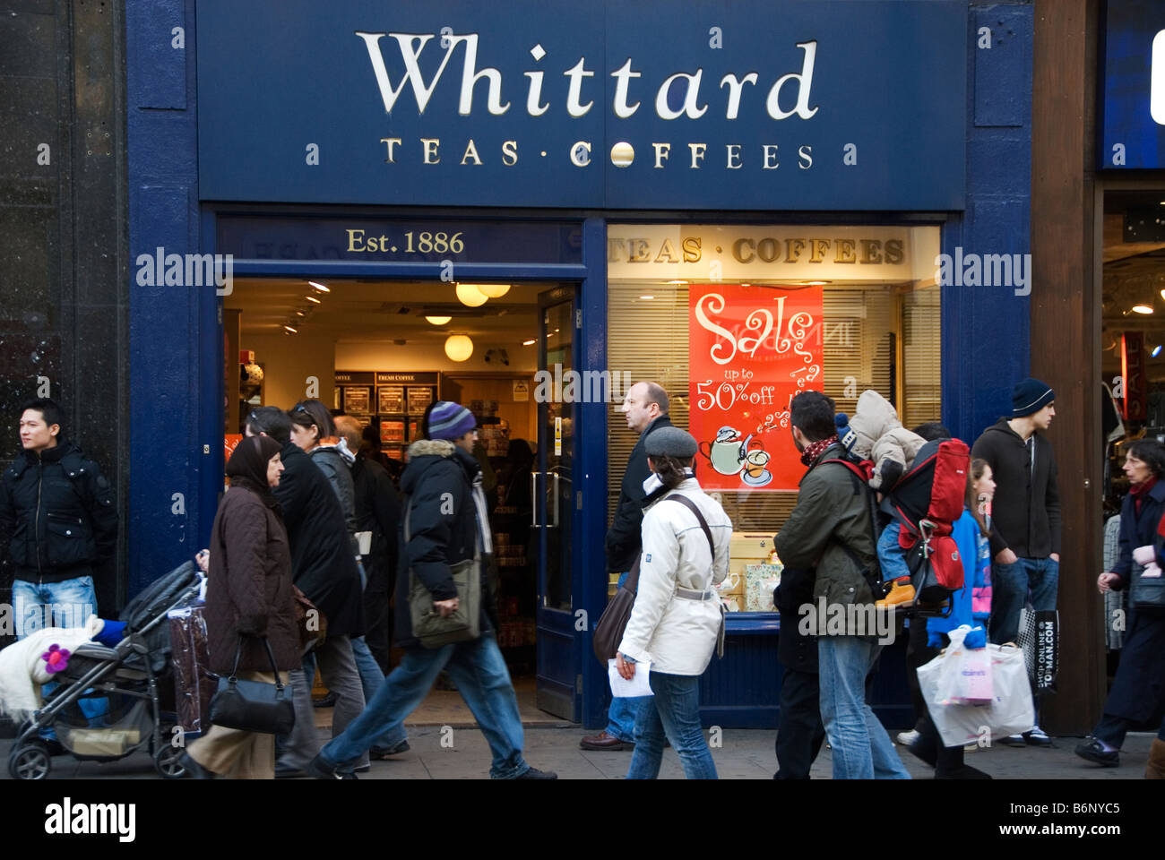 Boxing Day sales , Oxford Street. Le persone al di fuori della Whittard che aveva appena annunciato che era andato in amministrazione controllata Foto Stock
