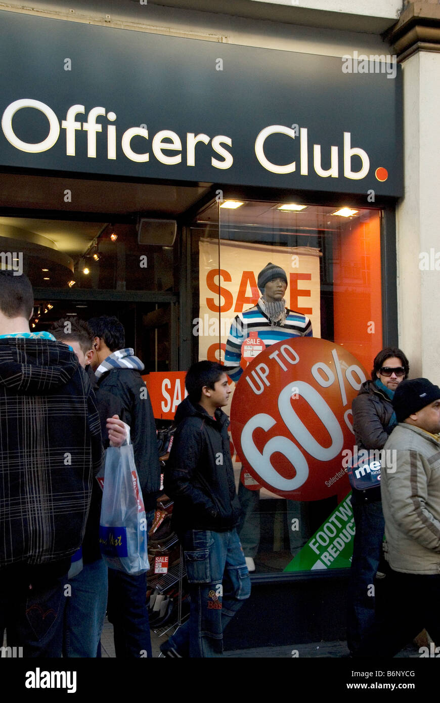 Boxing Day sales , Oxford Street. Le persone al di fuori del Circolo Ufficiali che aveva appena annunciato che era andato in amministrazione controllata Foto Stock