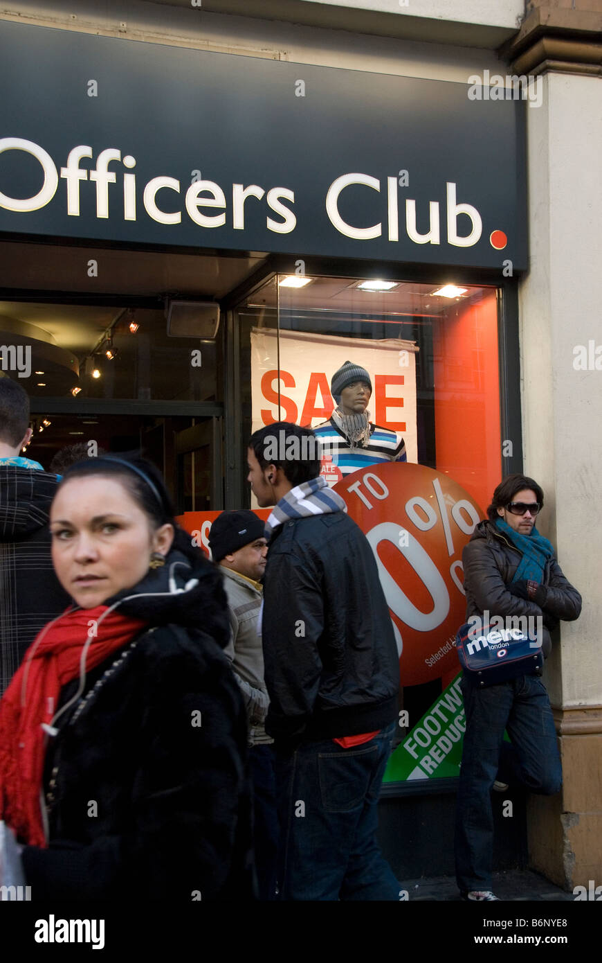 Boxing Day sales , Oxford Street. Le persone al di fuori del Circolo Ufficiali che aveva appena annunciato che era andato in amministrazione controllata Foto Stock
