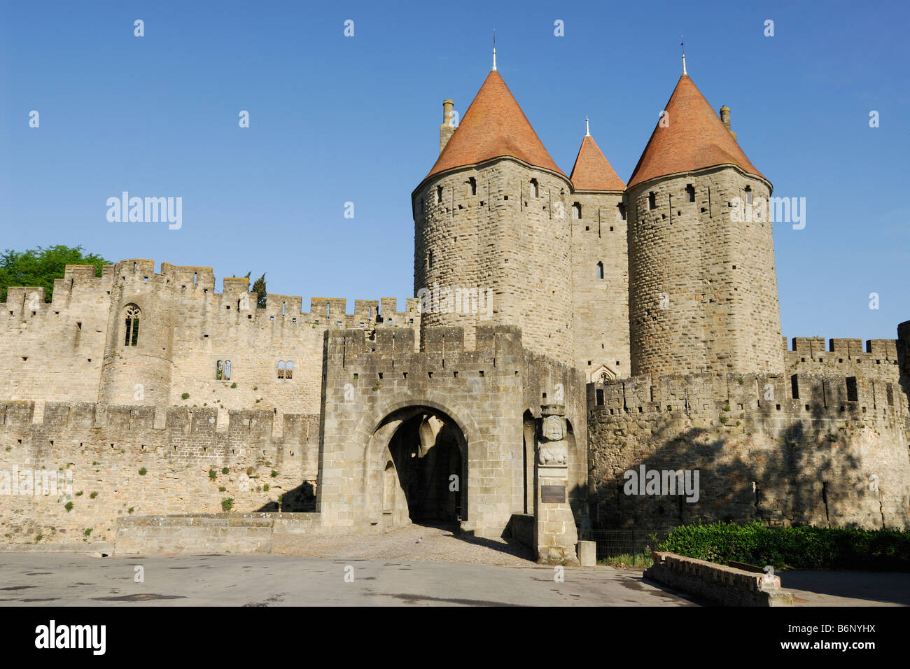 Carcassonne Francia Porte Narbonnaise est entrata alle mura medievali Cité Foto Stock