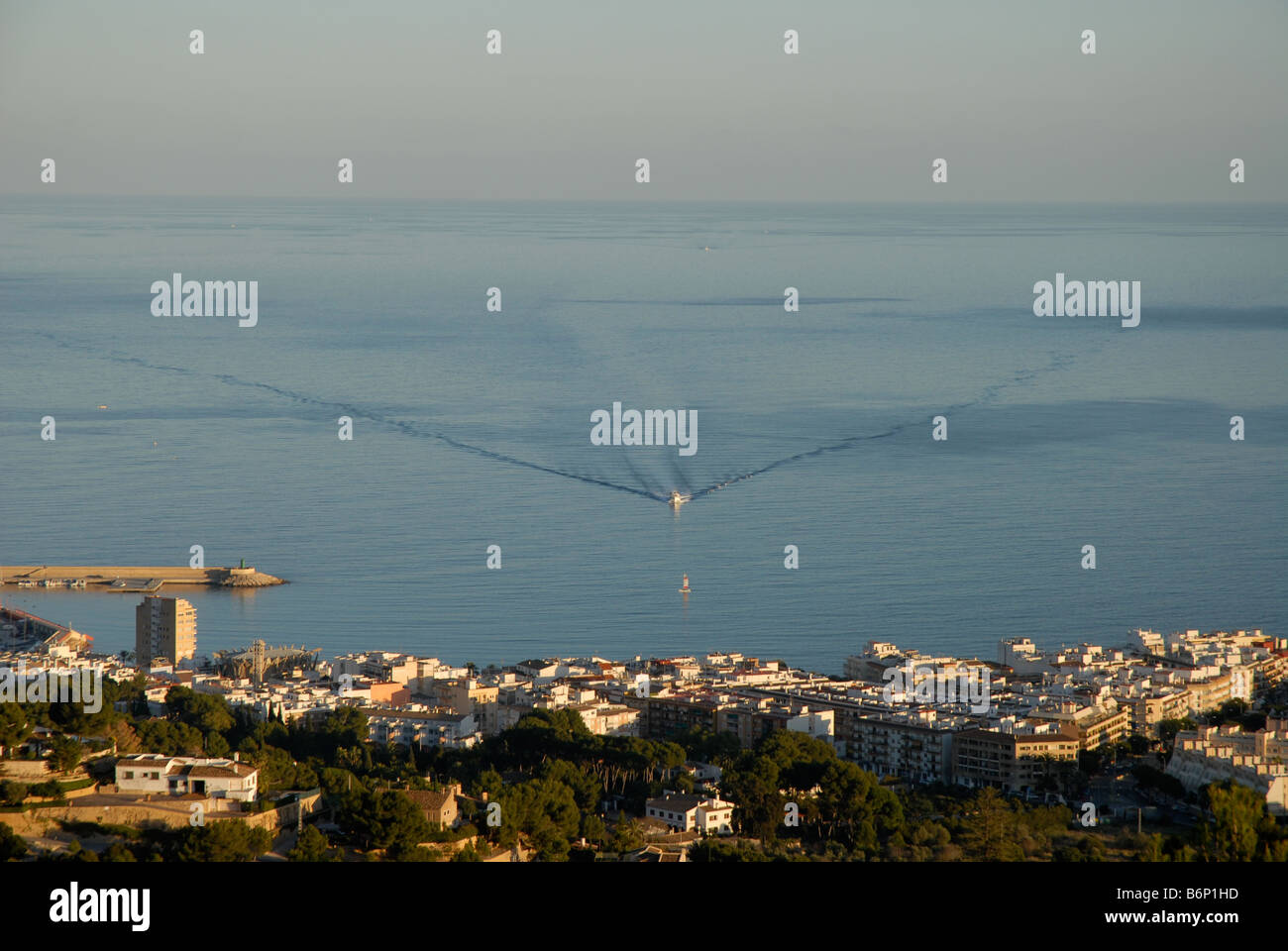 Semi-vista aerea da La Plana all area portuale, mare calmo e una barca, Javea / Xabia, Provincia di Alicante, Comunidad Valenciana, Spagna Foto Stock