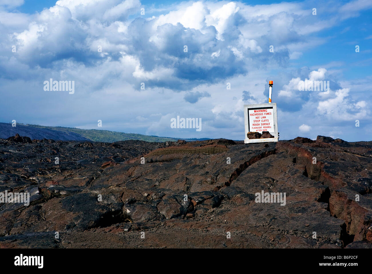 Immagine di un cartello segnaletico cautioning visitatori contro fumi pericolosi e hot lava su un campo di lava solidificata rock Foto Stock