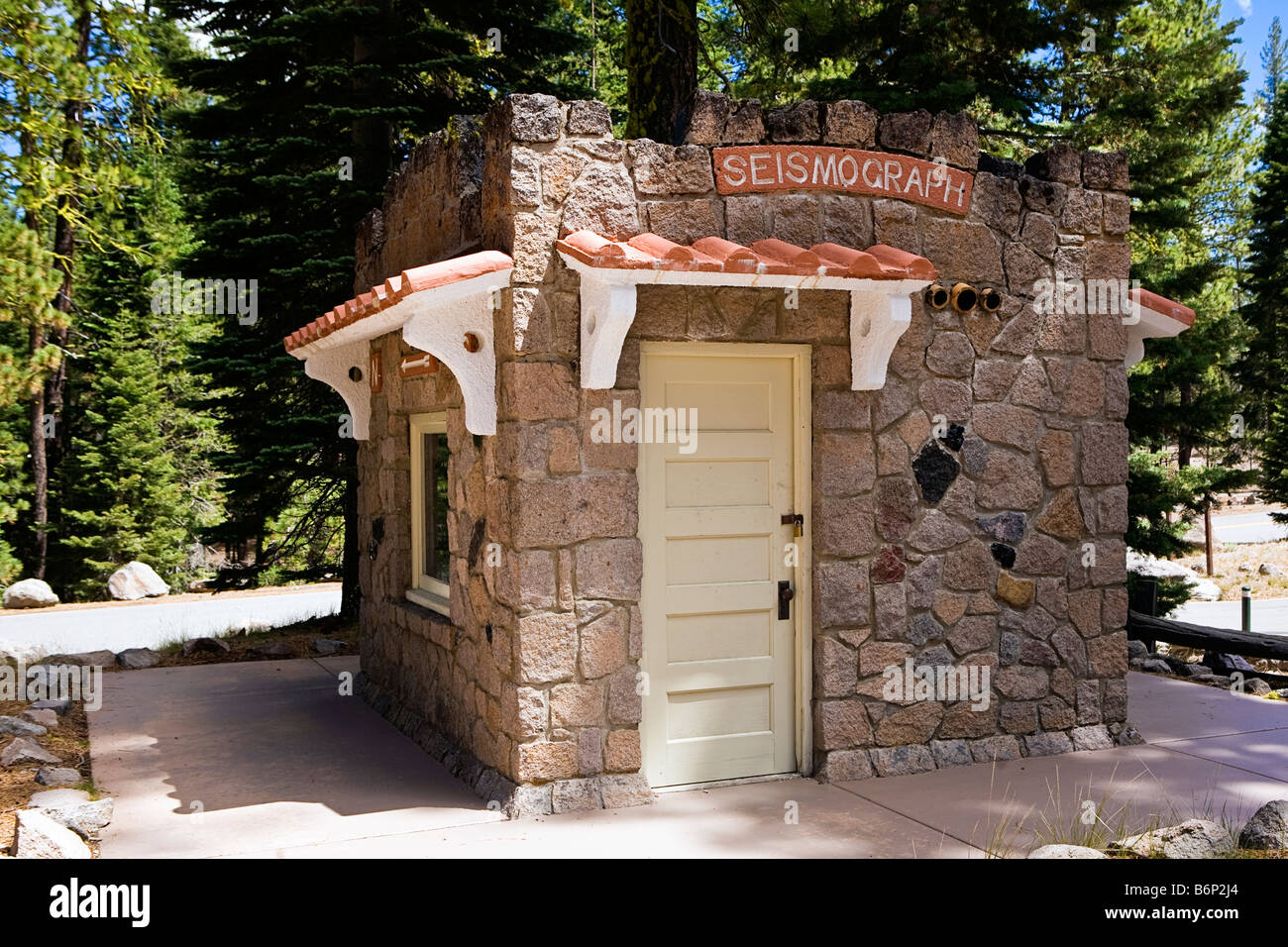 Immagine del Loomis sismografo stazione nel Parco Nazionale vulcanico di Lassen in California Foto Stock