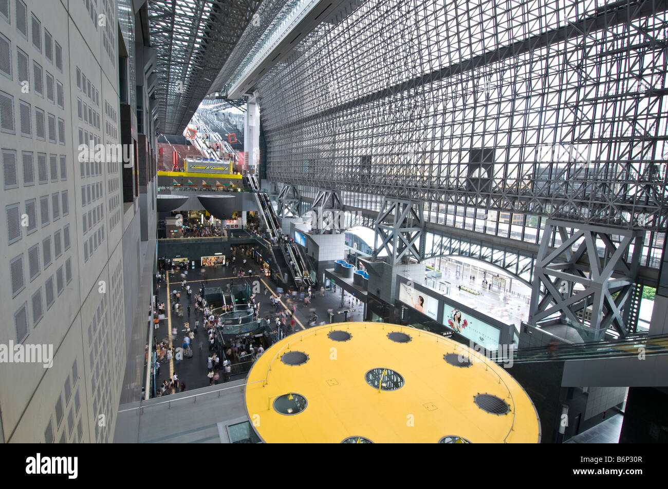 All'interno della stazione di Kyoto Foto Stock