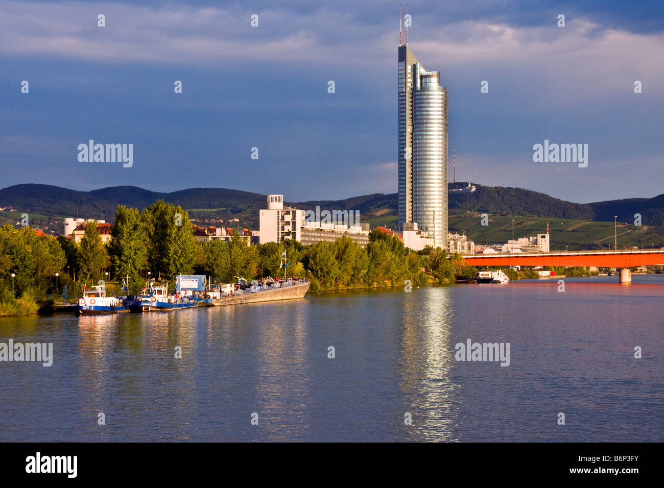 Vienna's Millennium Tower e Brigittenauer ponte sul fiume Danubio in Early Morning Light Foto Stock