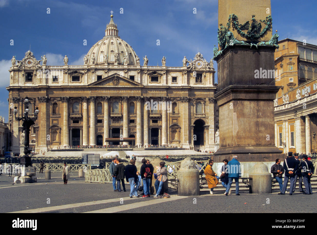 Obelisco Egiziano con la Chiesa di St Peters in distanza a Piazza San Pietro in Vaticano Foto Stock
