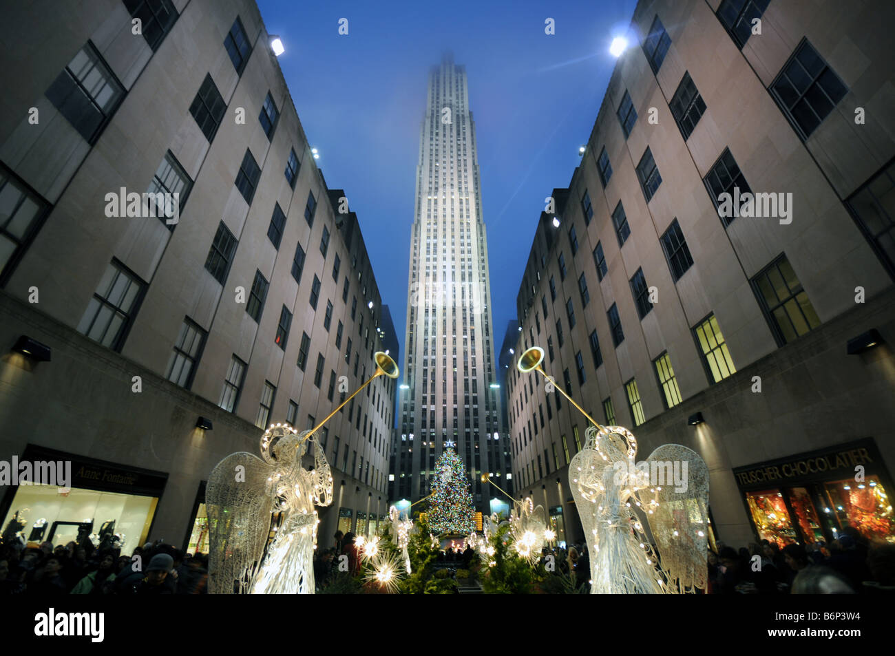 Il Rockefeller Center con albero di Natale durante il crepuscolo Foto Stock