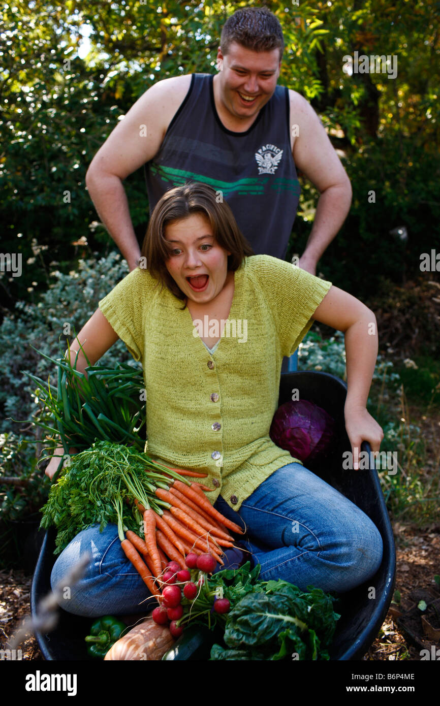 Una fotografia di stock di giovani ragazze avventura nel giardino per imparare a coltivare il proprio cibo Foto Stock