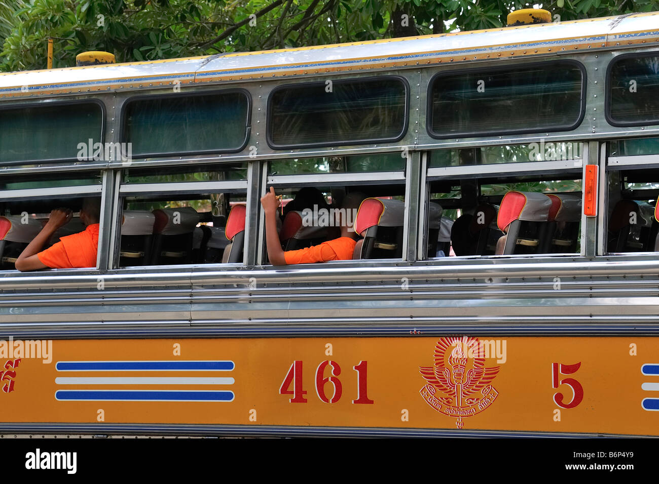 Il debuttante monaci in visita a un tempio in autobus in Thailandia Foto Stock