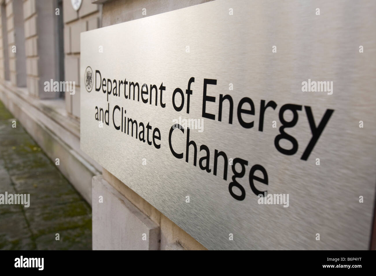 Un segno al di fuori del Dipartimento di Energia e cambiamenti climatici in Whitehall London REGNO UNITO Foto Stock