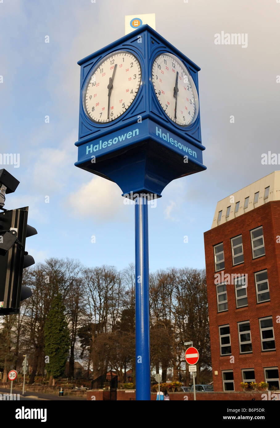 L'orologio del nuovo Halesowen Stazione Autobus di Halesowen Town Center, Halesowen Worcestershire, Regno Unito Foto Stock