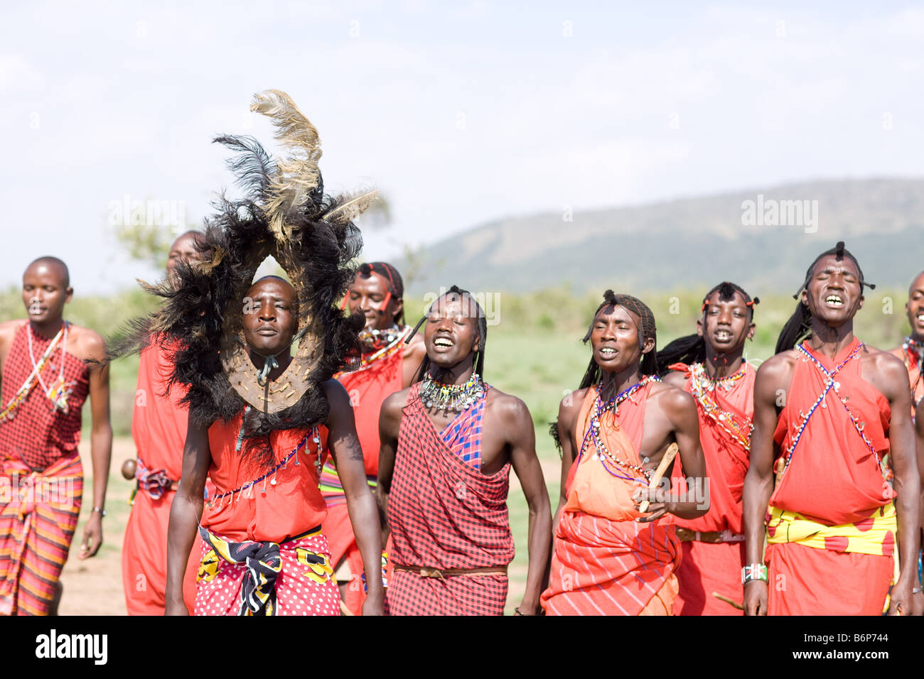 Maasia mara uomini cerimonia di benvenuto Foto Stock