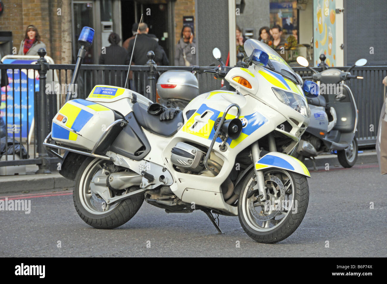 La Metropolitan Police bici del motore Upper Street Londra Inghilterra REGNO UNITO Foto Stock