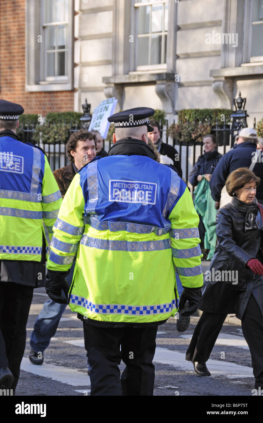 La Metropolitan Police Officer presso il cambiamento climatico dimostrazione Londra Inghilterra REGNO UNITO Foto Stock